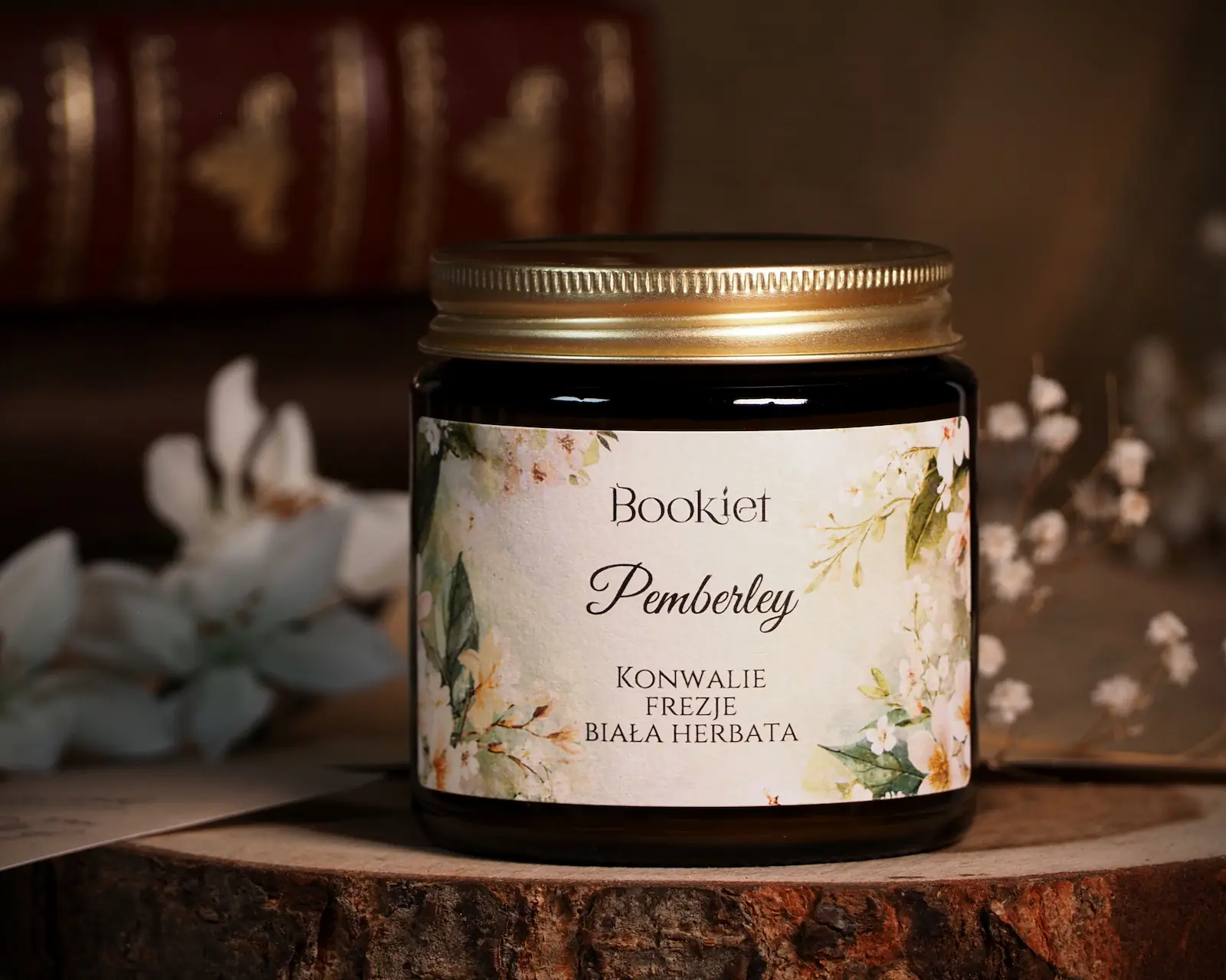 Mała świeca sojowa Pemberley 120ml o zapachu angielskiego ogrodu, konwalii i białej herbaty