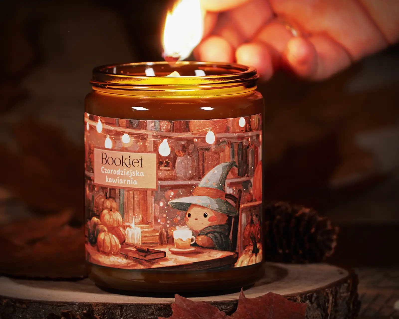 Świeca sojowa Czarodziejska kawiarnia – syrop dyniowy, kawa latte, orzechy pekan (Pumpkin Spice Latte)
