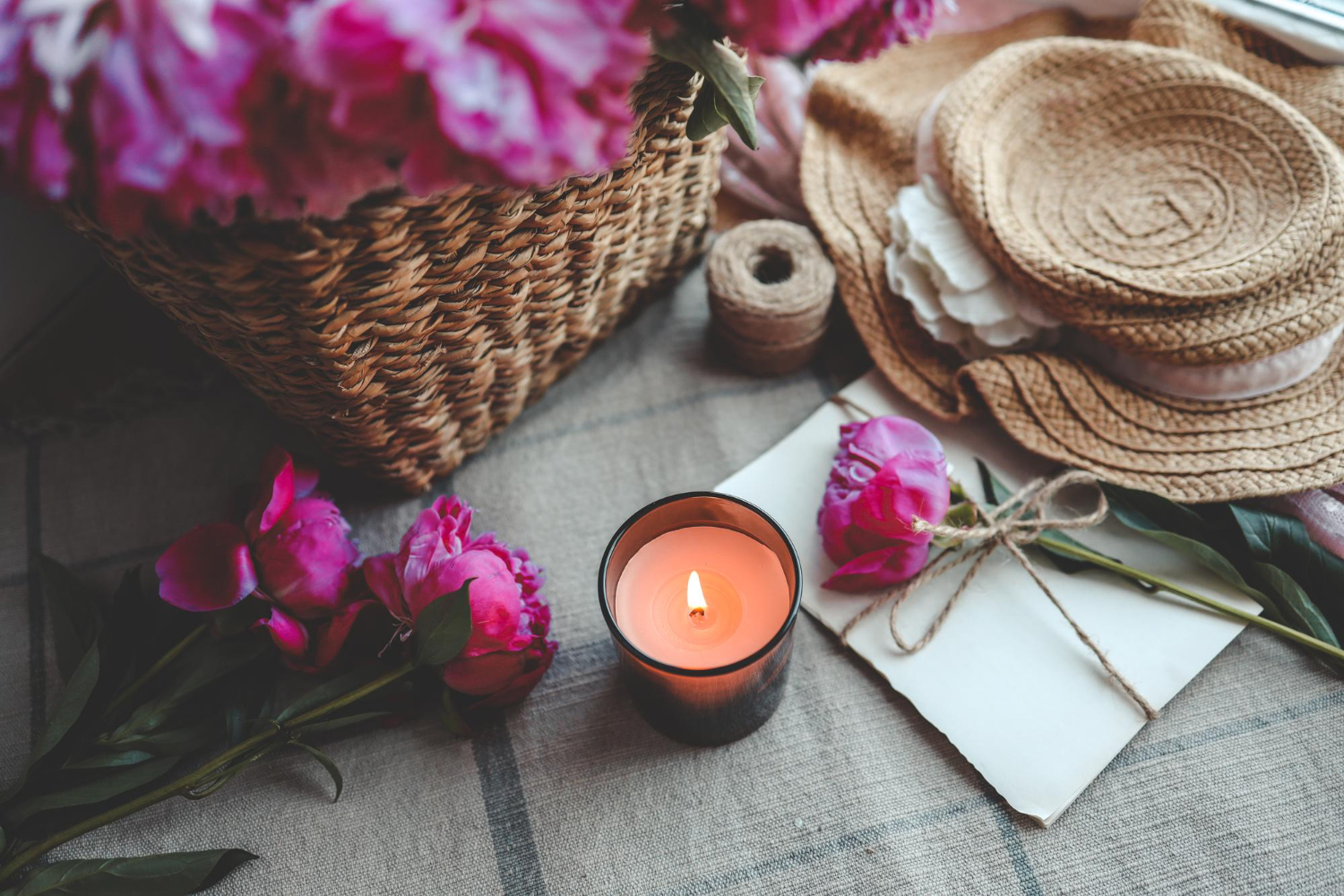 Dlaczego świece o zapachu kwiatów poprawiają nastrój?